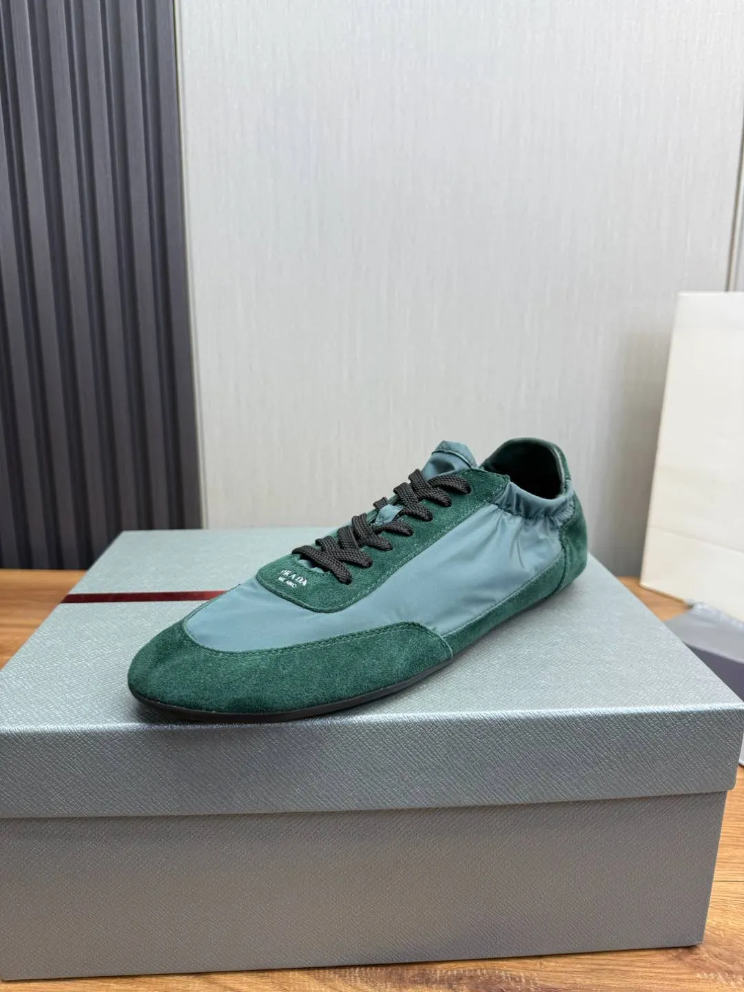 Men's Shoes💰500💰Men's PRADA 2025 Early Spring Collapse New Sports Shoes Moral Training Shoes Collapse's name comes from the fact that it can be easily put on and taken off with bare hands ~ The light and comfortable features create a more relaxed and casual look, and the side elastic design can be worn twice! Super comfortable catwalk sneakers, as thin and light as ballet slippers, as comfortable as sneakers, comfortable and super light on the feet. Fabric: frosted cowhide leather spliced ​​with nylon cloth, cowhide foot pads, men's size 38-45